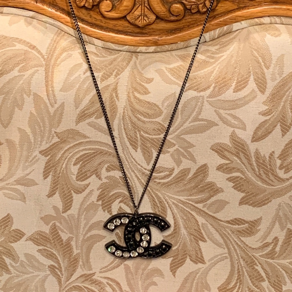 (Authentic)Chanel black stones pendant